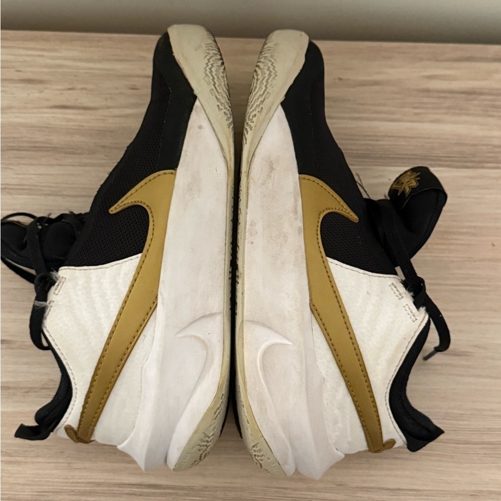 NIKE TEAM HUSTLE D 10 (GS)-CW6735-002 Black/Gold Youth Basketball Shoes Sz 4Y